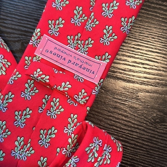 Vineyard Vines Mistletoe Red Holiday Silk Tie - Picture 3 of 6